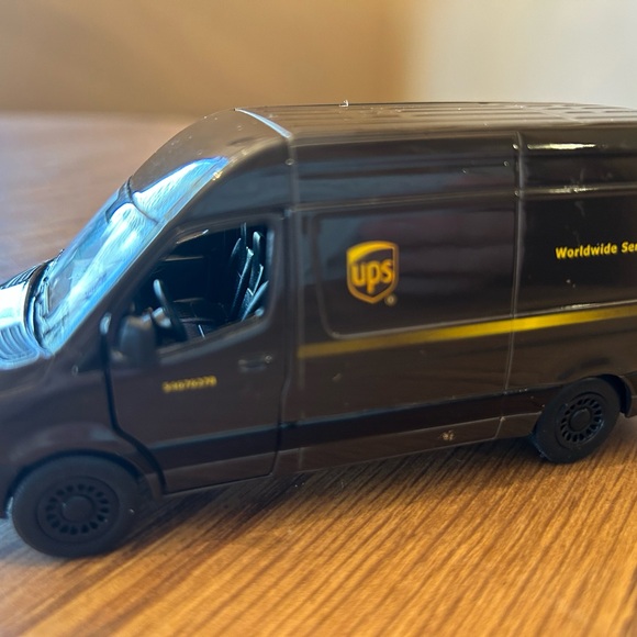 Delivery Truck UPS Mercedes-Benz Sprinter 5" diecast toy - Picture 9 of 9